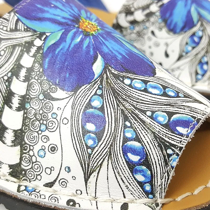 Avarcas Menorquinas Mujer Piel Serigrafía Motivos Florales 376 Azul, de C. Ortuño