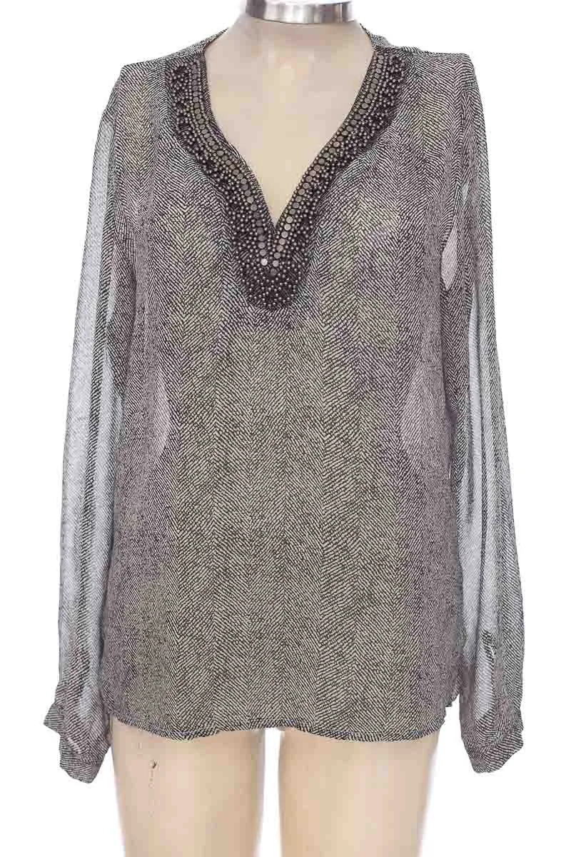 BLUSA COLOR GRIS  CLOSEANDO