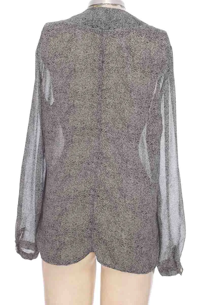 BLUSA COLOR GRIS  CLOSEANDO
