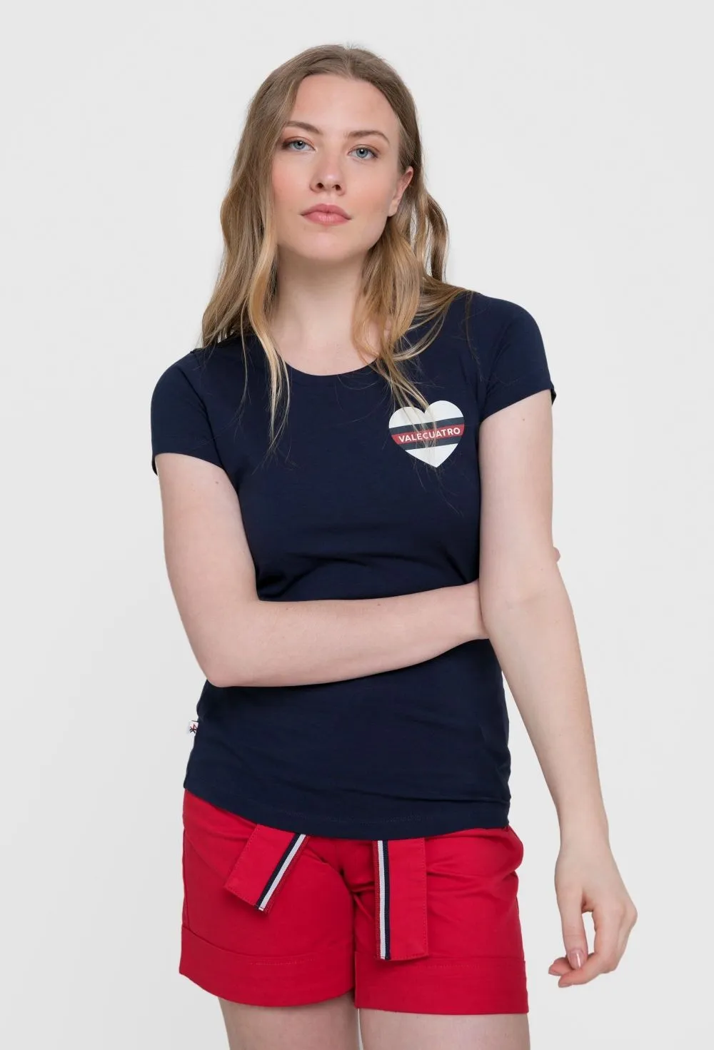 Camiseta azul marino modelo corazón