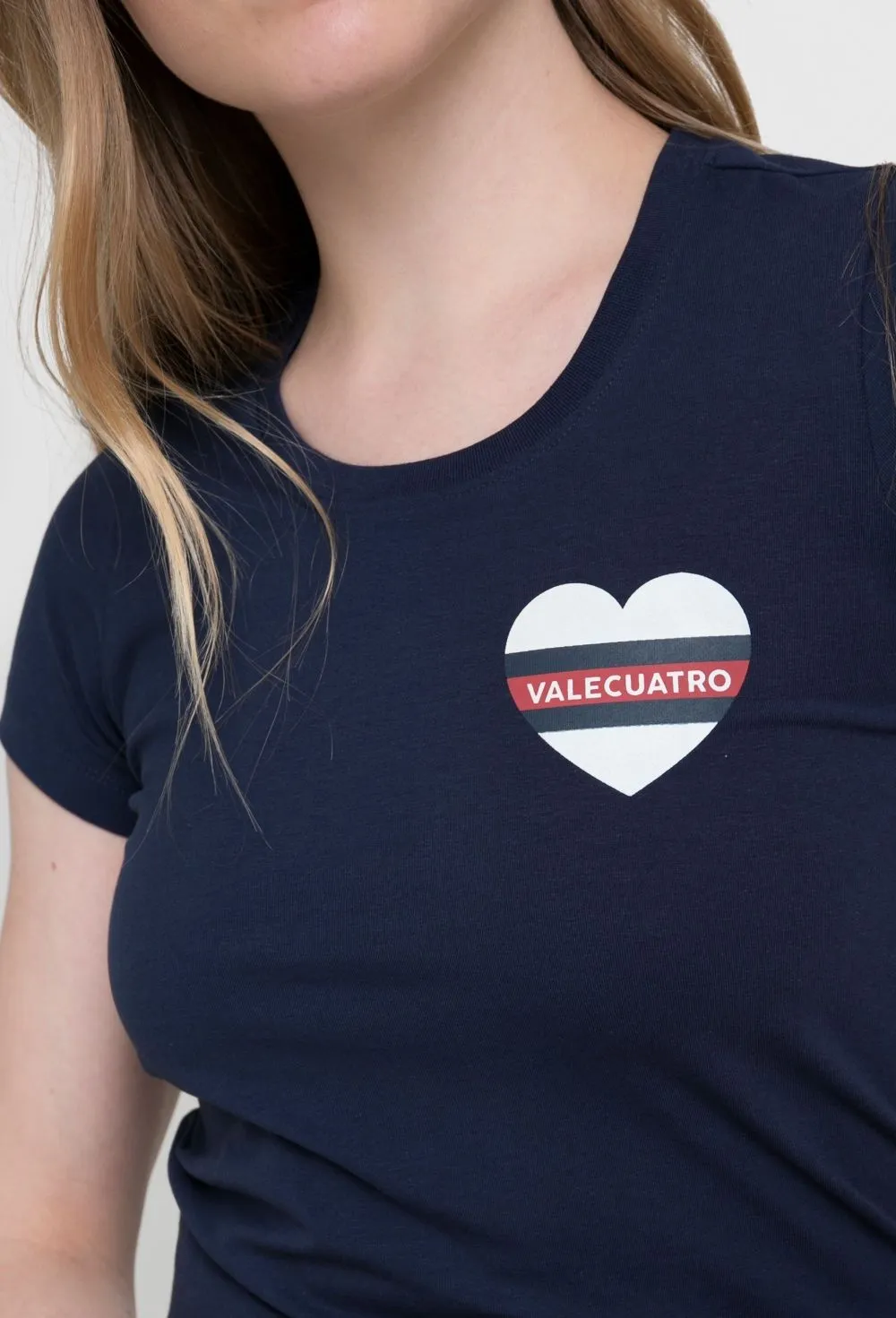 Camiseta azul marino modelo corazón