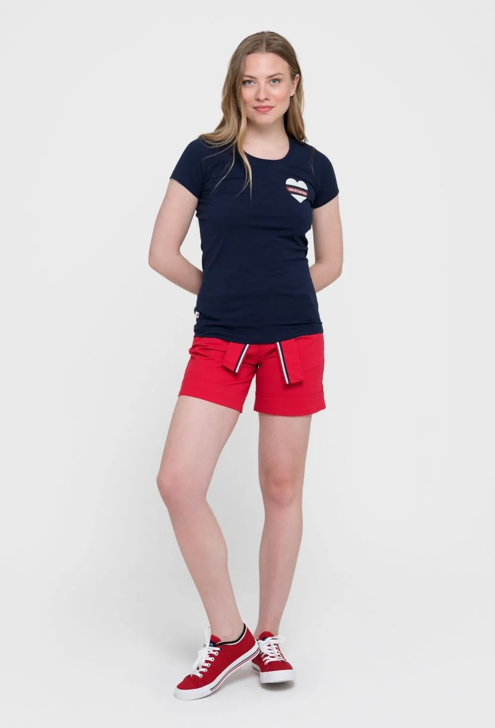 Camiseta azul marino modelo corazón