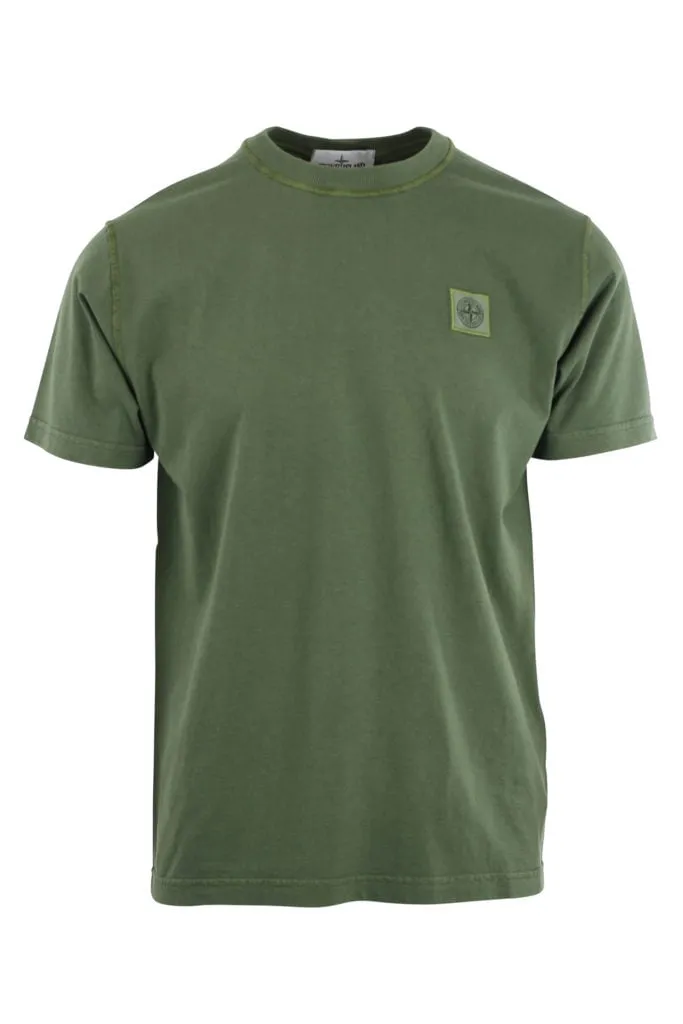 Camiseta verde militar con logo parche