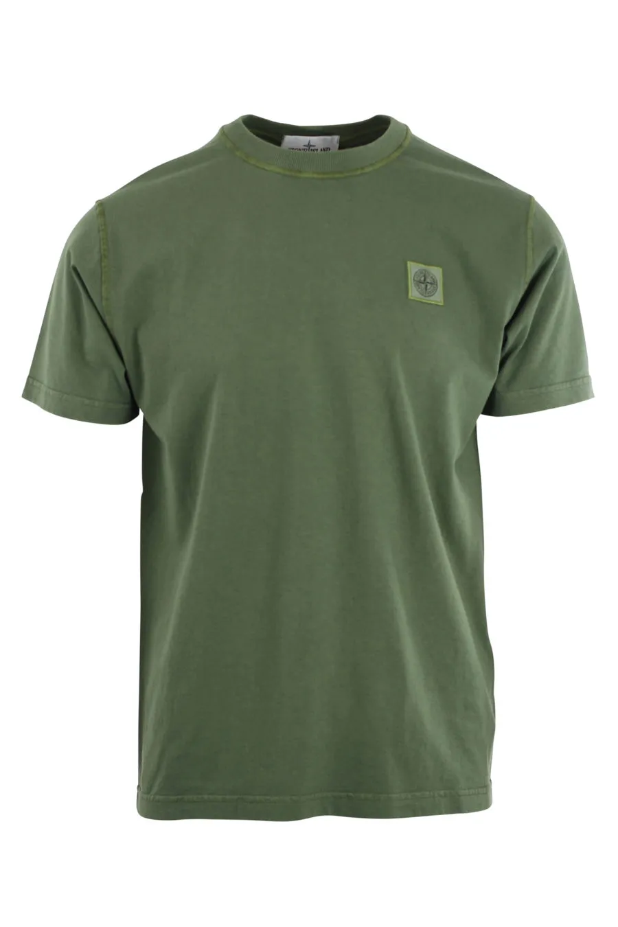 Camiseta verde militar con logo parche