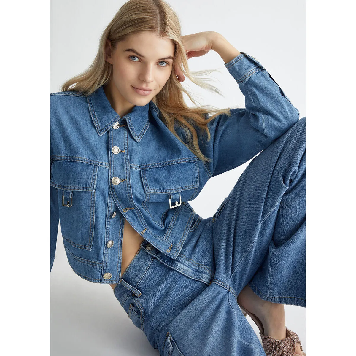 Chaqueta vaquera con bolsillos