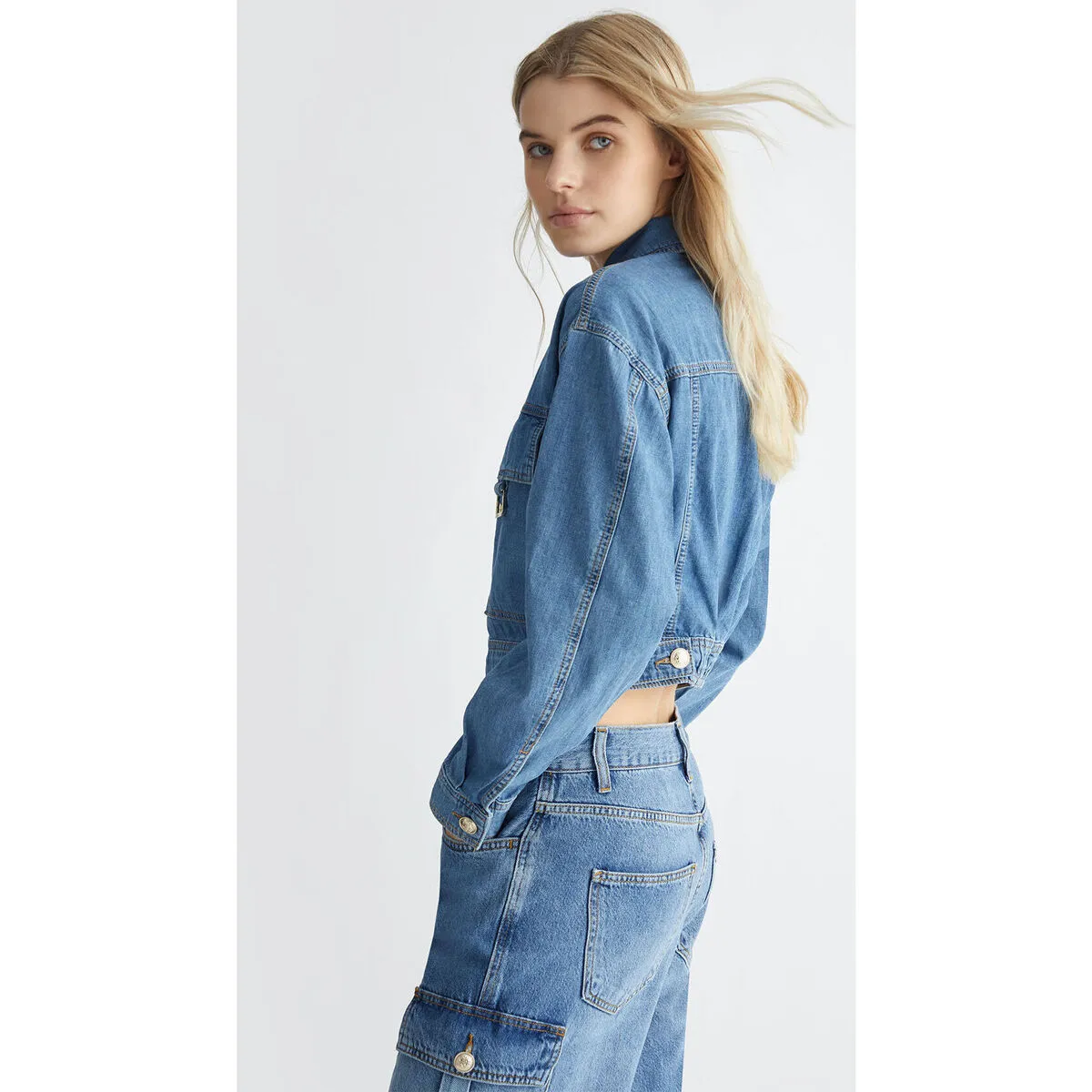 Chaqueta vaquera con bolsillos