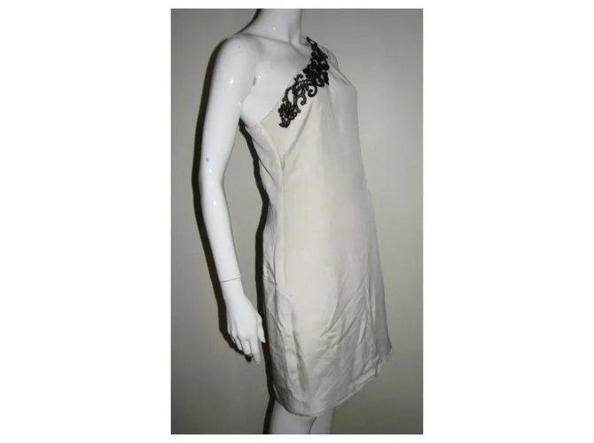 Marchesa Un vestido adornado con hombros Blanco 