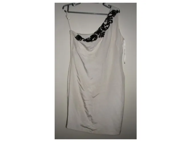 Marchesa Un vestido adornado con hombros Blanco 