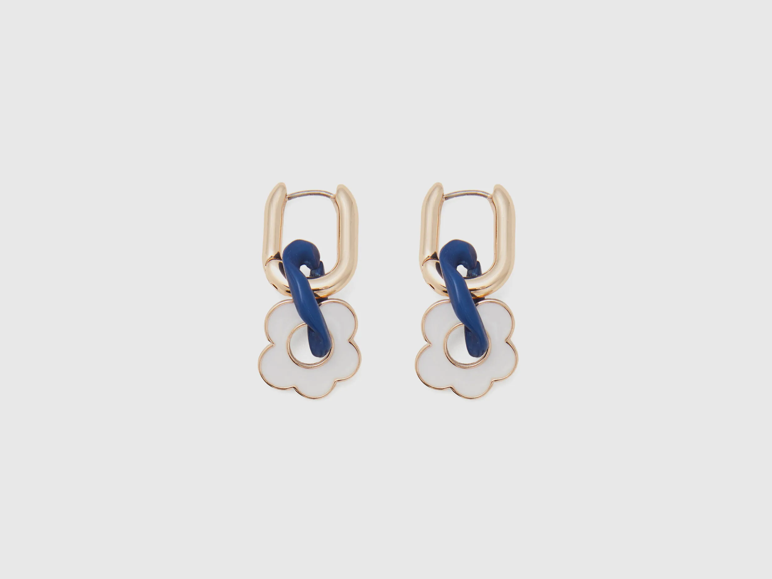 Pendientes dorados y azules con flor blanca