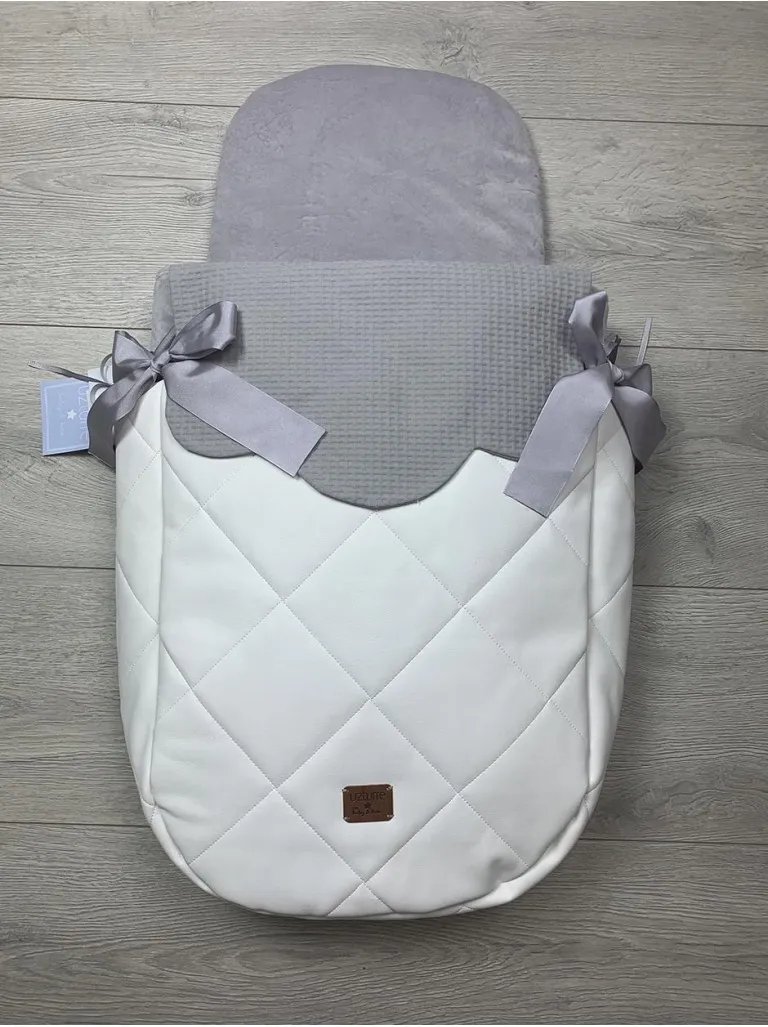 Saco capazo Uzturre modelo Cocco en beige/gris con colcha reversible y pelito en su interior