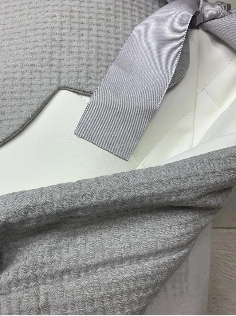 Saco capazo Uzturre modelo Cocco en beige/gris con colcha reversible y pelito en su interior